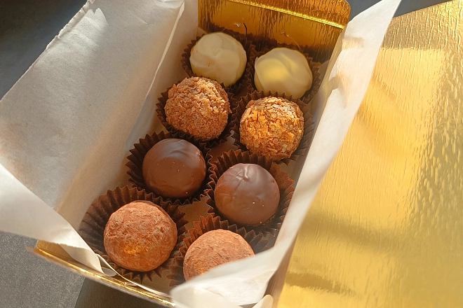 Ассорти из 8 сырных конфет Три сыра "Сырный сомелье"