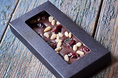 Шоколад темный с кедровыми орехами и клюквой "Сырный сомелье" 65г