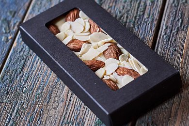 Шоколад белый с миндалем "Сырный сомелье" 65г