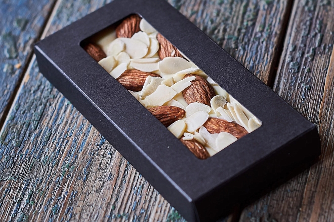 Шоколад белый с миндалем "Сырный сомелье" 65г